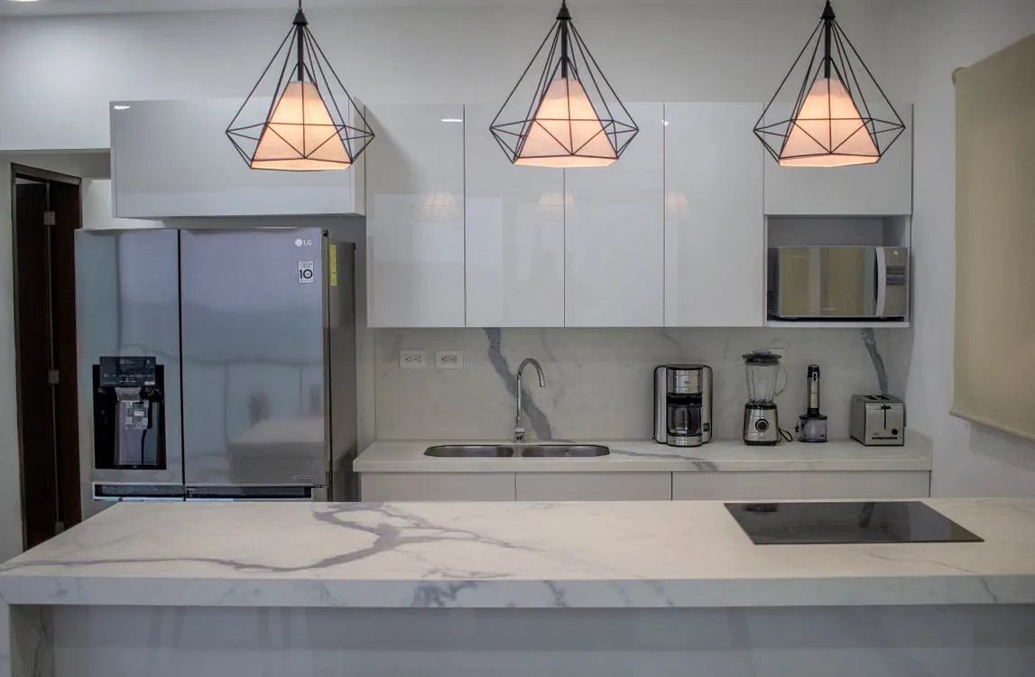 Cozinha com ilha em quartzo